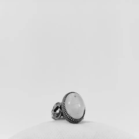 Anillo de plata con piedra luna, de la tienda de muestra Pirita