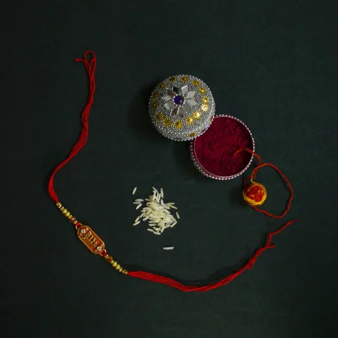 Pulsera de hilo rojo con dije, de la tienda de muestra Pirita