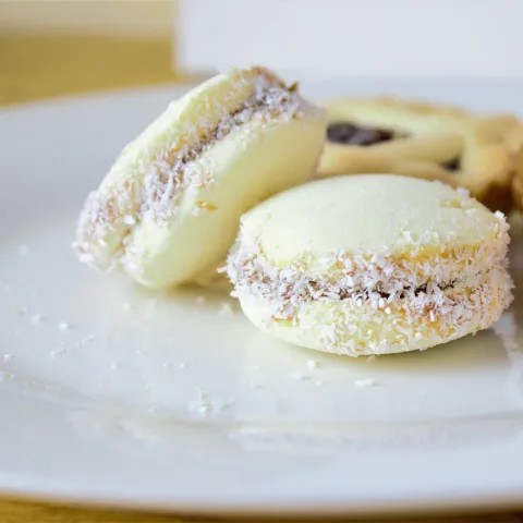 Alfajores de maicena x 6, en la tienda de ejemplo Panadería Lucero