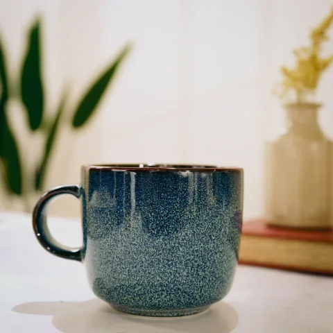 Taza de gres esmaltada, de la tienda de muestra Raíz Cerámica